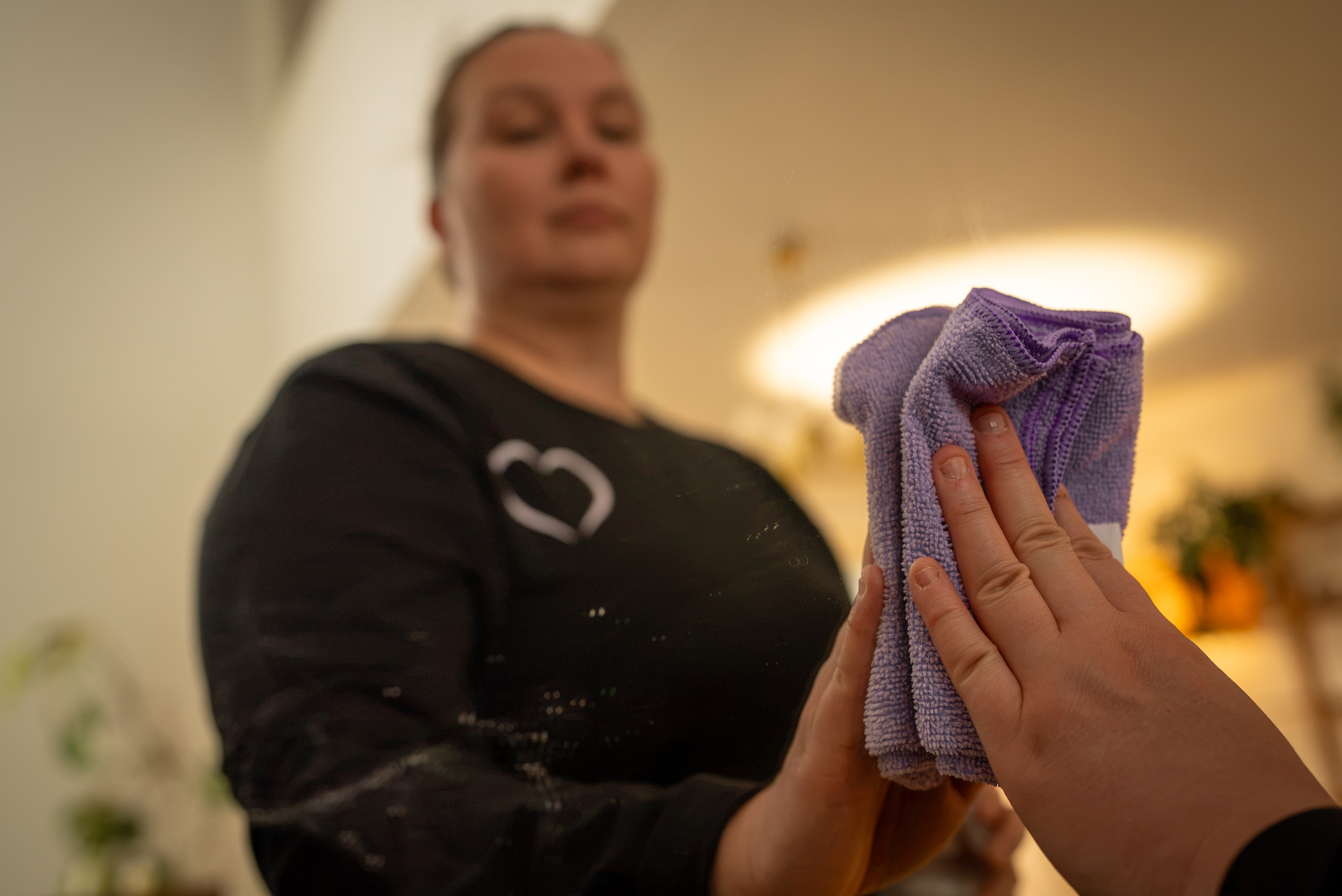 AVOIN-siivooja ojentaa laventelinväristä mikrokuituliinaa